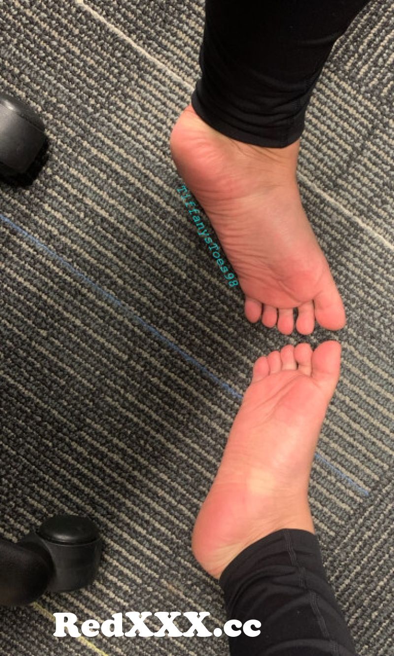 Her Toes works that cum out!!